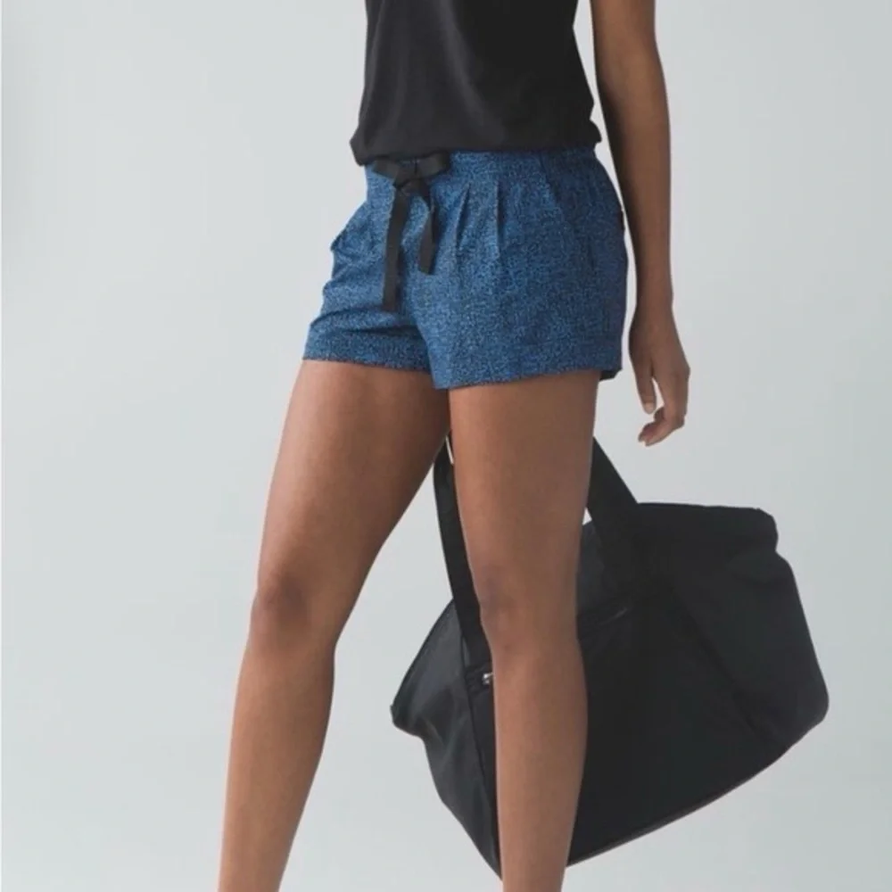 EUC - Lululemon Spring Break Away Short II Blue and Black Print Size 4